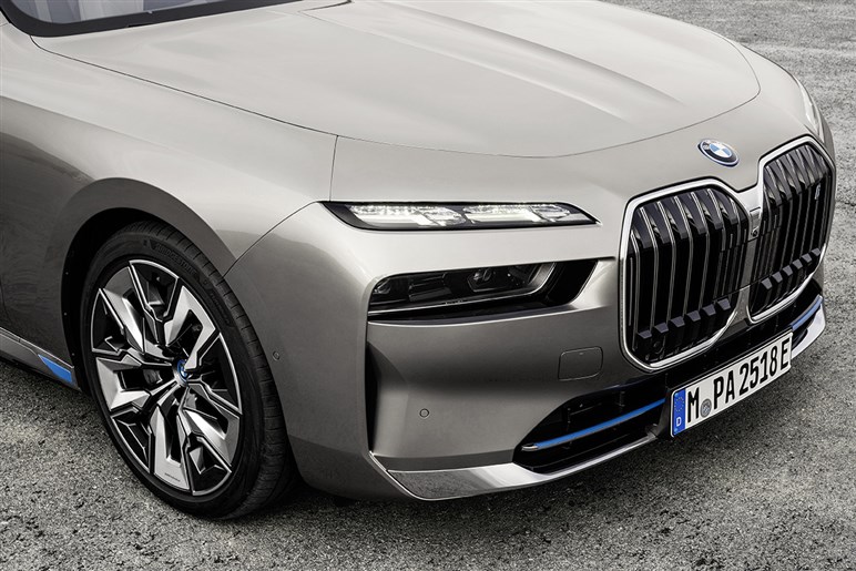 【賛否両論】BMW「7シリーズ」改良で“特大キドニー”はどうなる!? “アルピナ初”のEV仕様も追加