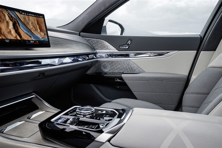 【賛否両論】BMW「7シリーズ」改良で“特大キドニー”はどうなる!? “アルピナ初”のEV仕様も追加