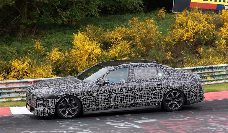 【賛否両論】BMW「7シリーズ」改良で“特大キドニー”はどうなる!? “アルピナ初”のEV仕様も追加
