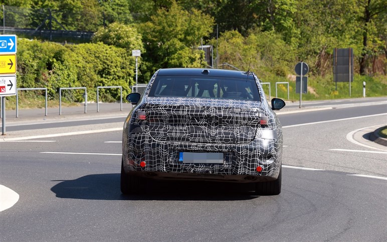 【賛否両論】BMW「7シリーズ」改良で“特大キドニー”はどうなる!? “アルピナ初”のEV仕様も追加