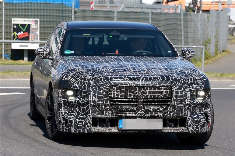 【賛否両論】BMW「7シリーズ」改良で“特大キドニー”はどうなる!? “アルピナ初”のEV仕様も追加