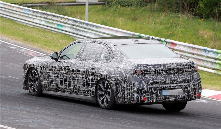 【賛否両論】BMW「7シリーズ」改良で“特大キドニー”はどうなる!? “アルピナ初”のEV仕様も追加