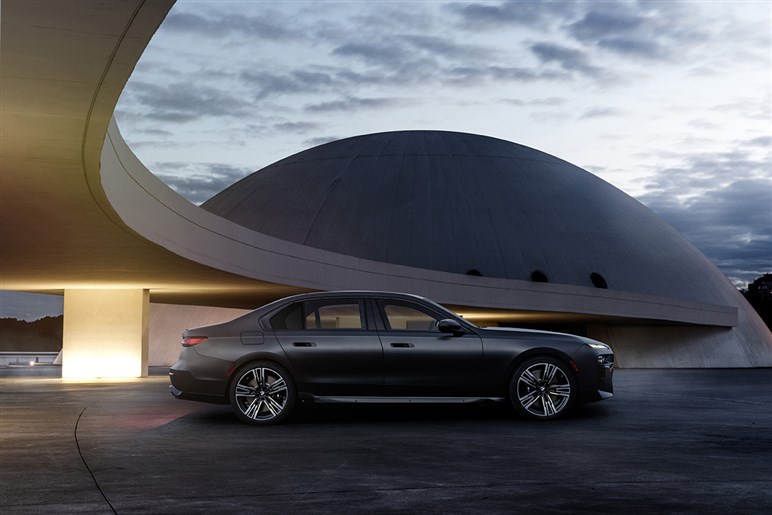 【賛否両論】BMW「7シリーズ」改良で“特大キドニー”はどうなる!? “アルピナ初”のEV仕様も追加