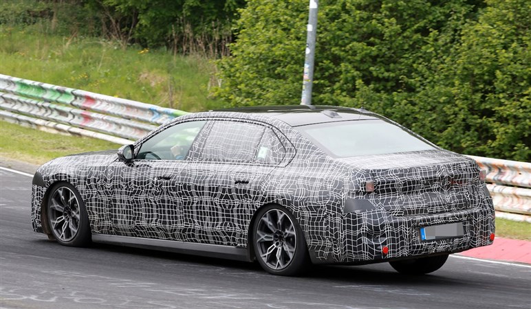 【賛否両論】BMW「7シリーズ」改良で“特大キドニー”はどうなる!? “アルピナ初”のEV仕様も追加