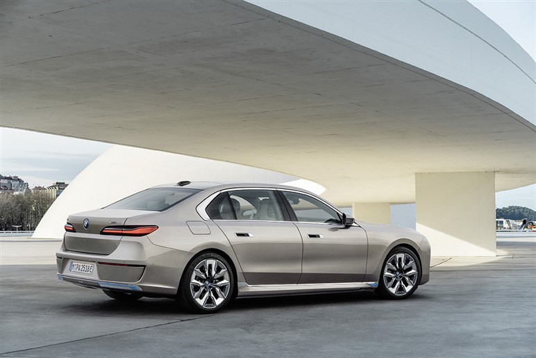 【賛否両論】BMW「7シリーズ」改良で“特大キドニー”はどうなる!? “アルピナ初”のEV仕様も追加
