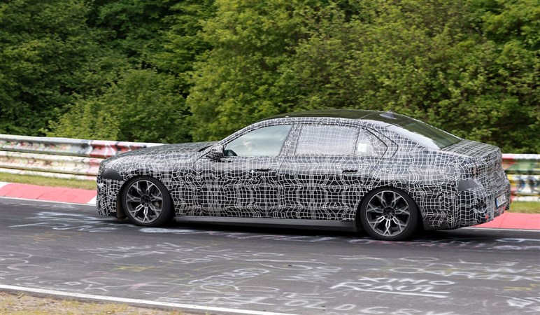 【賛否両論】BMW「7シリーズ」改良で“特大キドニー”はどうなる!? “アルピナ初”のEV仕様も追加