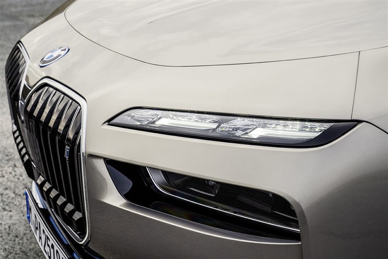 【賛否両論】BMW「7シリーズ」改良で“特大キドニー”はどうなる!? “アルピナ初”のEV仕様も追加