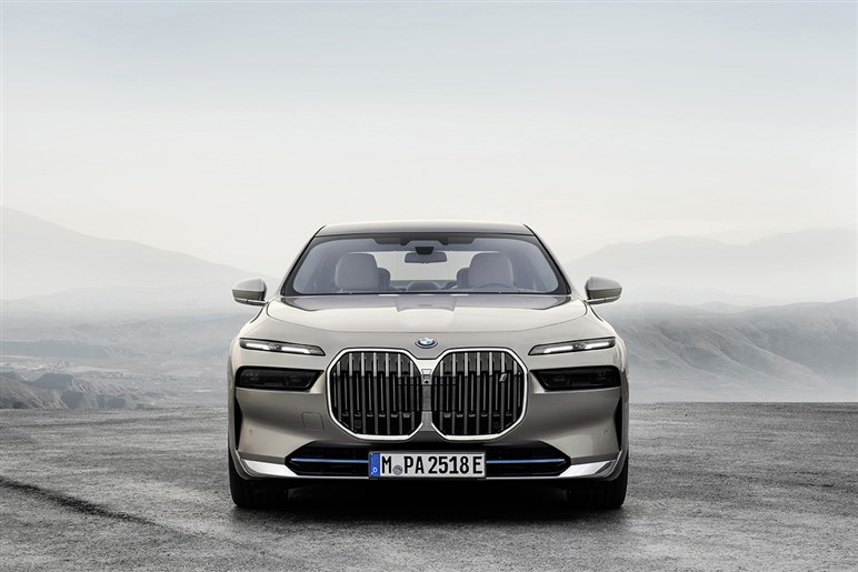 【賛否両論】BMW「7シリーズ」改良で“特大キドニー”はどうなる!? “アルピナ初”のEV仕様も追加