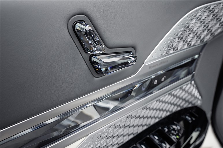 【賛否両論】BMW「7シリーズ」改良で“特大キドニー”はどうなる!? “アルピナ初”のEV仕様も追加