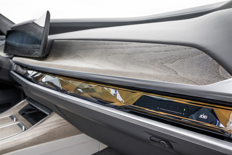 【賛否両論】BMW「7シリーズ」改良で“特大キドニー”はどうなる!? “アルピナ初”のEV仕様も追加