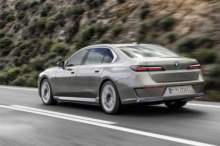 【賛否両論】BMW「7シリーズ」改良で“特大キドニー”はどうなる!? “アルピナ初”のEV仕様も追加