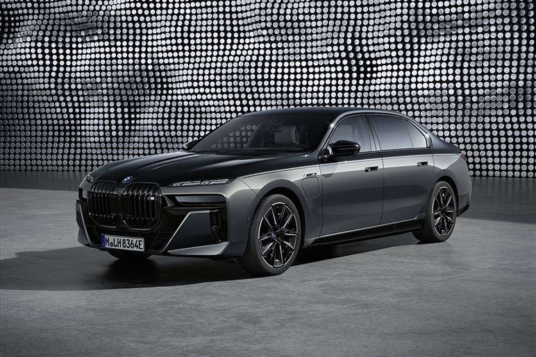 【賛否両論】BMW「7シリーズ」改良で“特大キドニー”はどうなる!? “アルピナ初”のEV仕様も追加