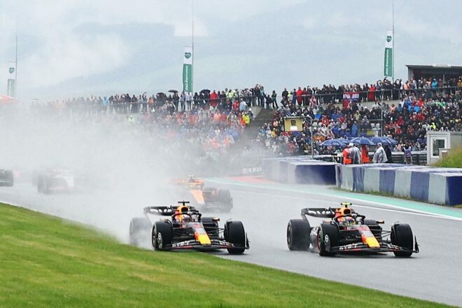 ペレス「雨でマックスがいるのが分からなかった。バトルの中でお互いに限界を超えてしまった」／F1第10戦スプリント