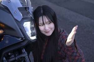 夜にバイクを走らせる際はハイビームじゃないとダメって知ってた？ その理由とは