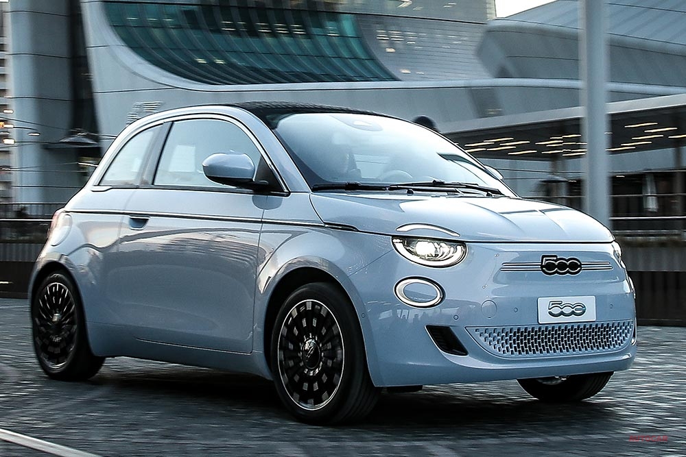 チンクエチェント Evに 新型フィアット500発表 サイズ 内装 スペック 航続距離 Autocar Japan 自動車情報サイト 新車 中古車 Carview