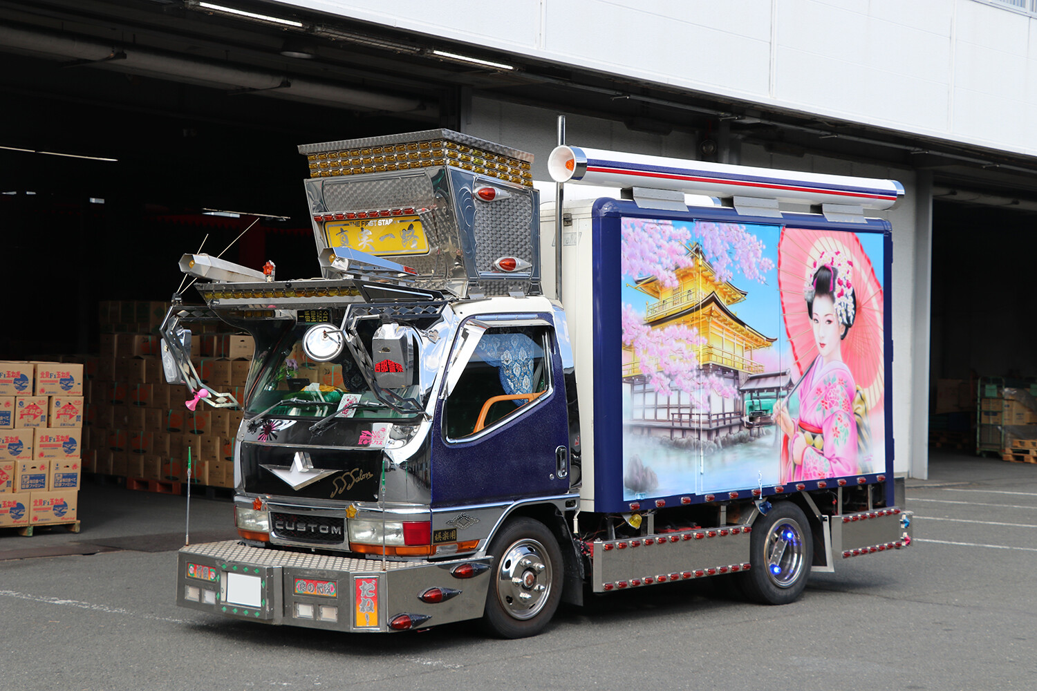 デコトラの荷室を開けたら……まるで旅館！　京都のオーナーが所有するデコトラの内装が見事すぎて言葉も出ない!!