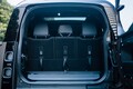 ミニバン派に勧めたい──新型ディフェンダー130 X D350試乗記