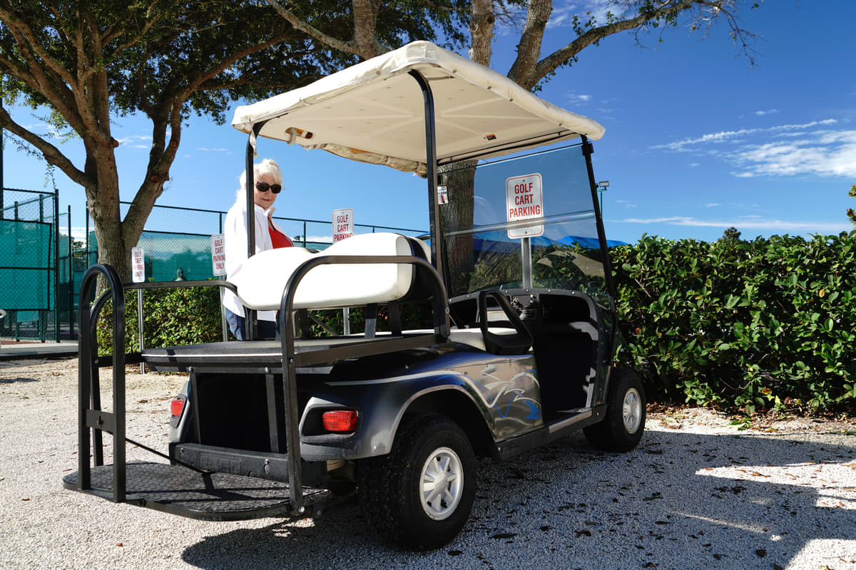 シニアカーとしてゴルフカートが活躍！北米の高齢者対策のワケ