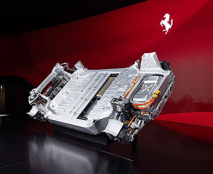 伊フェラーリ、2030年のEV比率を20%に引き下げ　V6～V12エンジンは開発継続　東京にカスタマイズ拠点開設