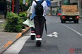 【危険】スーツケースに座って電動キックボードを運転!? SNSでは様々な反応が…!? どんな違反になる？ 元警察官が解説