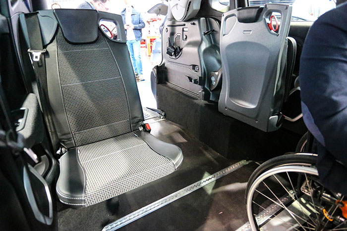 欧州最大の福祉機器展「REHACARE（リハケア）2018」で見つけた！　車いすのまま乗り込んで運転できるコンパクトSUV！