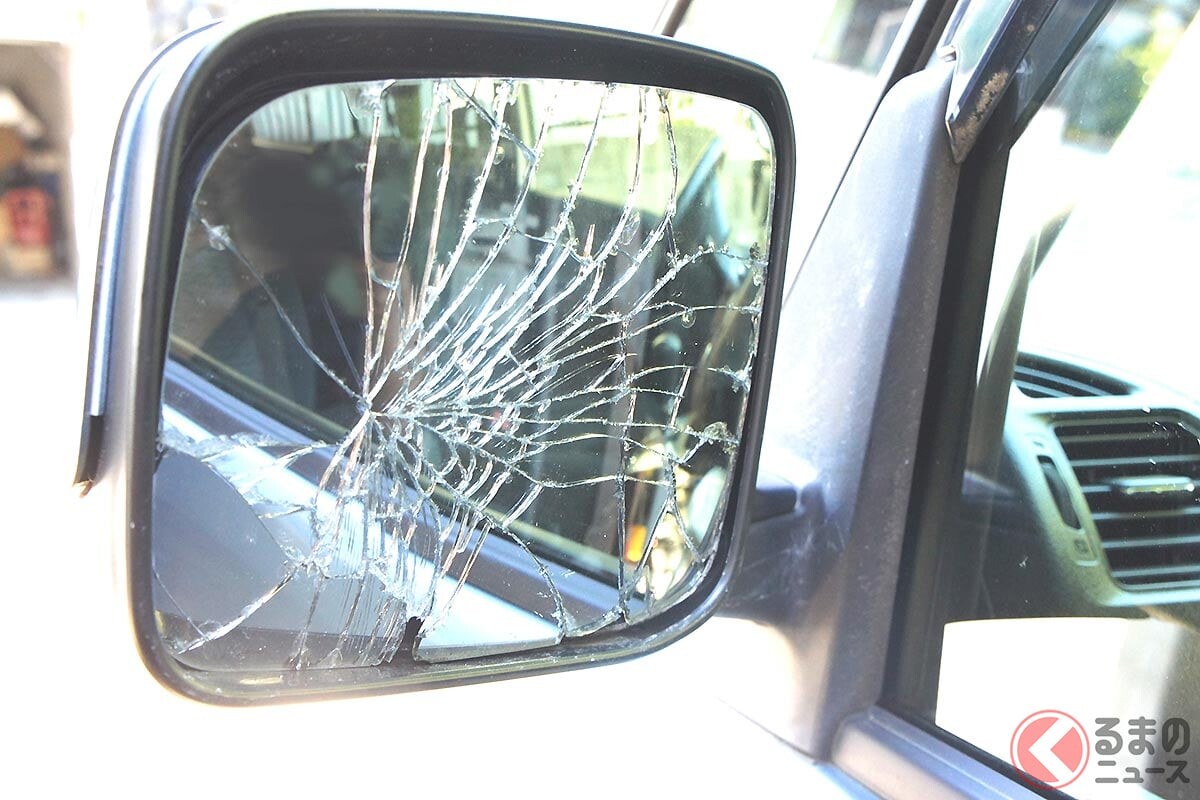 狭い道で「ドアミラー」をぶつけて鏡が割れてしまいました… なるべく修理費を抑えたいのですが、自分で交換できますか？