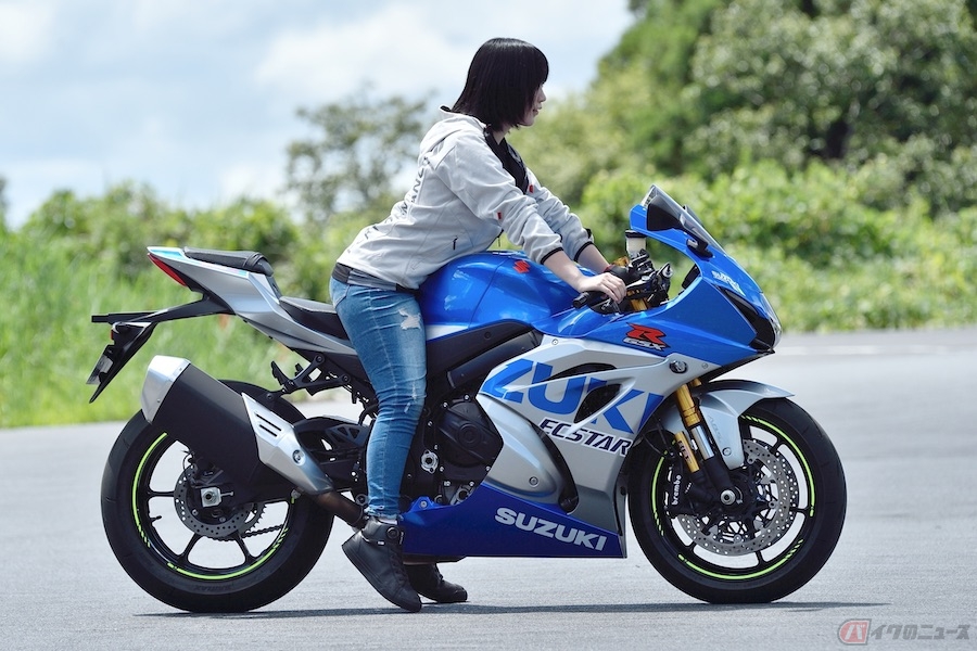 身長155cmバイク女子 夜道雪のチャレンジバイク道 スズキのスーパースポーツgsx R1000r Absの100周年記念カラーを初体験 第一印象 足つき編 バイクのニュース 自動車情報サイト 新車 中古車 Carview