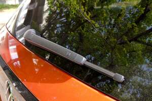 リアワイパーは本当に必要なのか？ 一部のオーナーが「撤去」を選ぶ根本理由