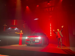 “胸よ、さわげ”アルファロメオの新型SUV「アルファロメオ ジュニア」のジャパンプレミアが豪華ゲストを迎えて開催された