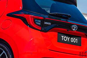 【オーストラリア】トヨタ新「コンパクトカー」発表！ 走安性向上＆冷房強化！ 斬新“大口顔”＆全長4m以下ボディがイイ「ヤリス」登場