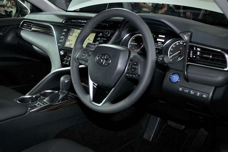 トヨタ 新型カムリを発売。燃費は33.4km/Lを達成、大胆デザインにも注目