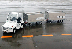 関西国際空港では初！ 使用済みてんぷら油など「廃食油」を燃料に走るトーイングトラクターが登場!!
