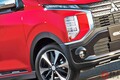 三菱の新「“4人乗り”軽SUV」に注目！ 最新「ダイナミック顔」のタフデザインが超カッコいい！ “オシャ”なカラーも追加の新「eKクロス」販売店に寄せられた反響は