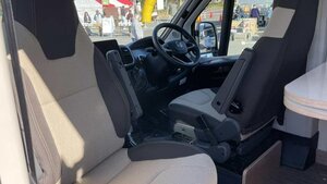 「回転シート良いよね」快適すぎて、もはや家。家庭用エアコン・キッチン・電動ベッド付き。住みたくなるキャンピングカー。