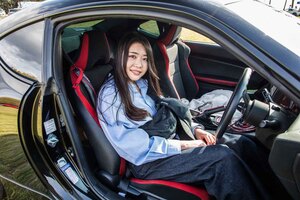 彼女のトヨタ「86」はマニュアル限定解除をして購入！女性オーナーが語る“渋い86”の美学