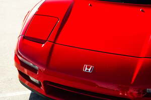 1000万円超え！ ホンダ「“和製スーパーカー” NSX」登場！ 全長4.4mサイズにパカッと開く「リトラライト」×高性能V6ユニット＆5速MT搭載！ 伝説の“34年落ちモデル”が豪で落札