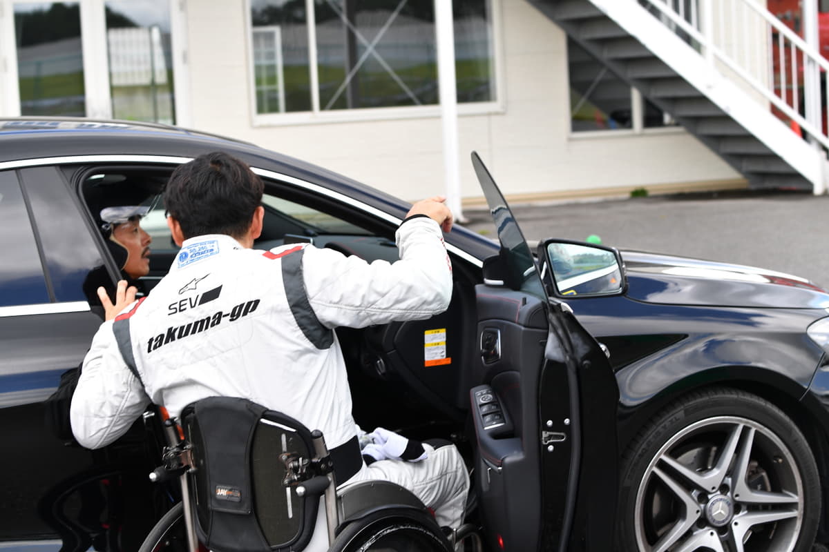 クルマに乗れば 障がい者 も 健常者 も同じ土俵の勝負 車いすのレーシングドライバー青木拓磨のスクールが最高に面白い Auto Messe Web ヘッドライン 自動車情報サイト 新車 中古車 Carview