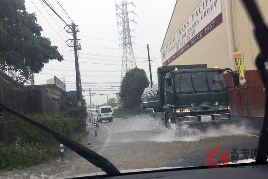 運転中に車に落雷 車内の乗員は大丈夫 豪雨や雷に遭遇したときの対処法とは くるまのニュース 自動車情報サイト 新車 中古車 Carview