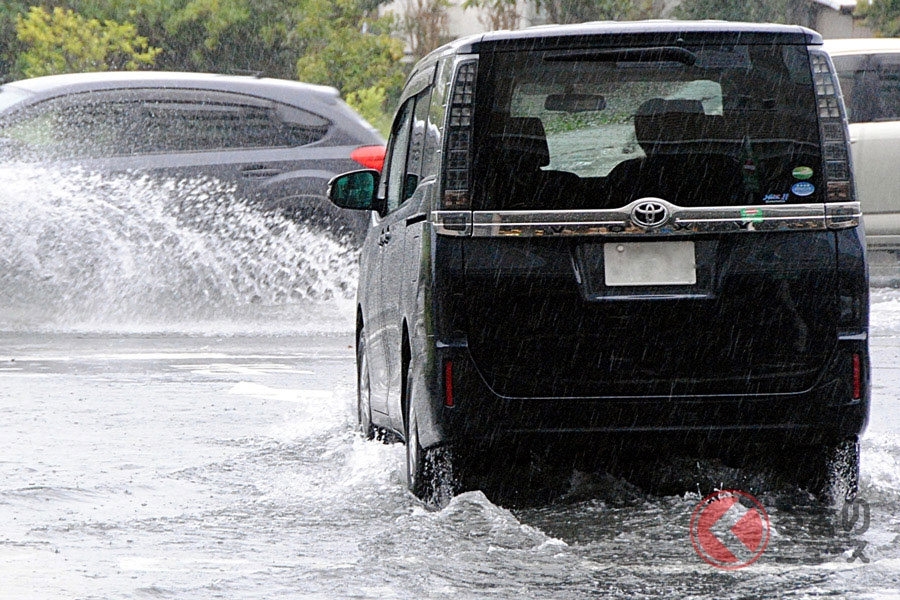 運転中に車に落雷 車内の乗員は大丈夫 豪雨や雷に遭遇したときの対処法とは くるまのニュース 自動車情報サイト 新車 中古車 Carview