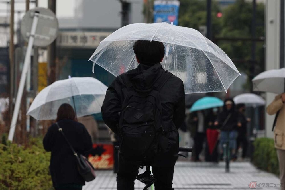え、梅雨入り？ 鬱陶しい雨の中で自転車走行　注意すべきポイントは意外と多い？　違反で罰金の可能性も