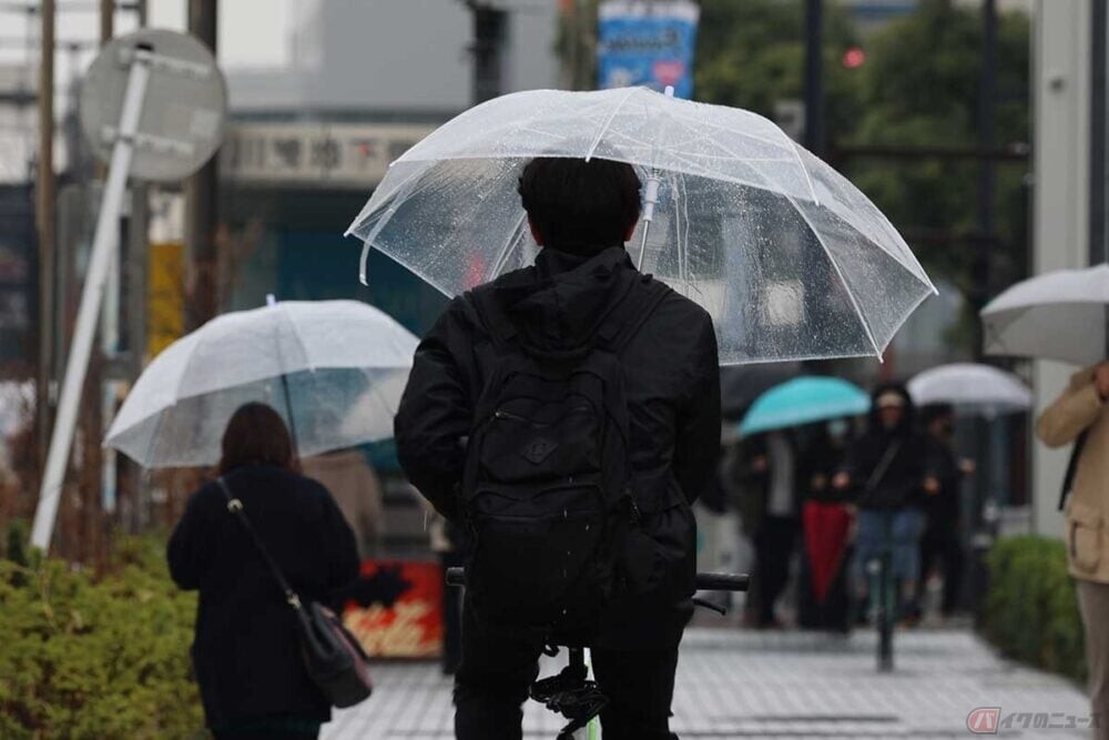 え、梅雨入り？ 鬱陶しい雨の中で自転車走行　注意すべきポイントは意外と多い？　違反で罰金の可能性も
