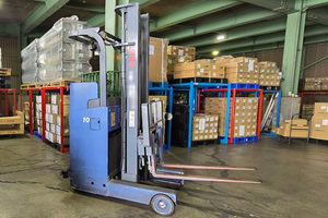 するすると倉庫を走りまわるフォークリフトを見たら……「できるんじゃね？」の１分後に後悔した素人のフォークリフト体験記