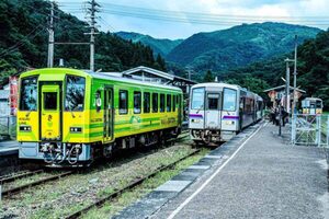 存廃に揺れるローカル線に六角精児バンドが降臨！ 入場権はクラファンで 芸備線の魅力伝える特別ライブ