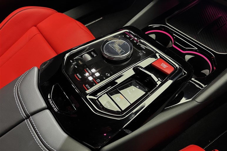 【見た目でヤラれそう】BMW「M5」の豪華パッケージ仕様はクルマ好きに刺さる“視覚のギミック”が別次元
