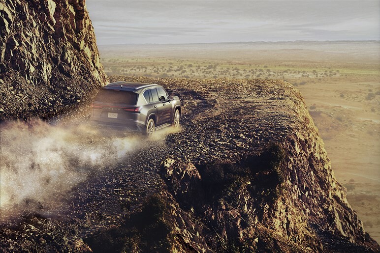 【悲願のHV化】レクサスの新旗艦SUV「LX 700h」がついに北米ユーザーのもとへ。日本の金持ちもソワソワ熱視線！