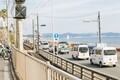 バスやトラックの後ろ、車間を空けすぎ？…実はそれが【正解】です。煽られても、絶対詰めないで