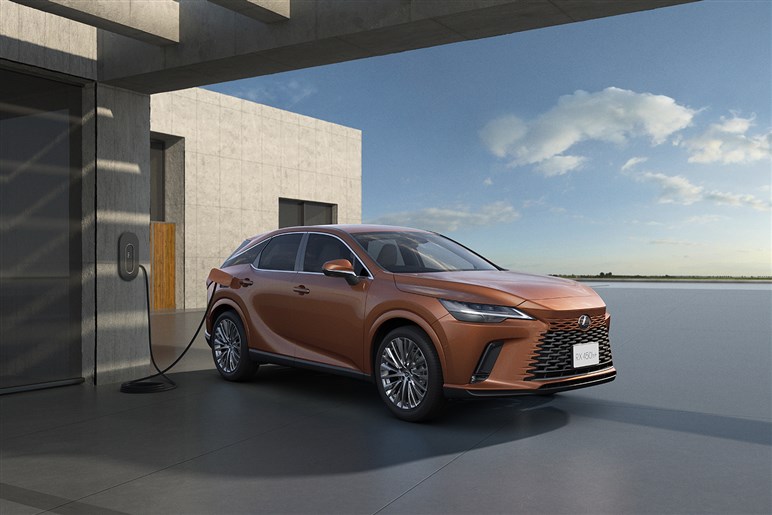 レクサス新型「RX」が発売。2.4LターボハイブリッドやPHEVを設定し価格は664から、納車は1月以降
