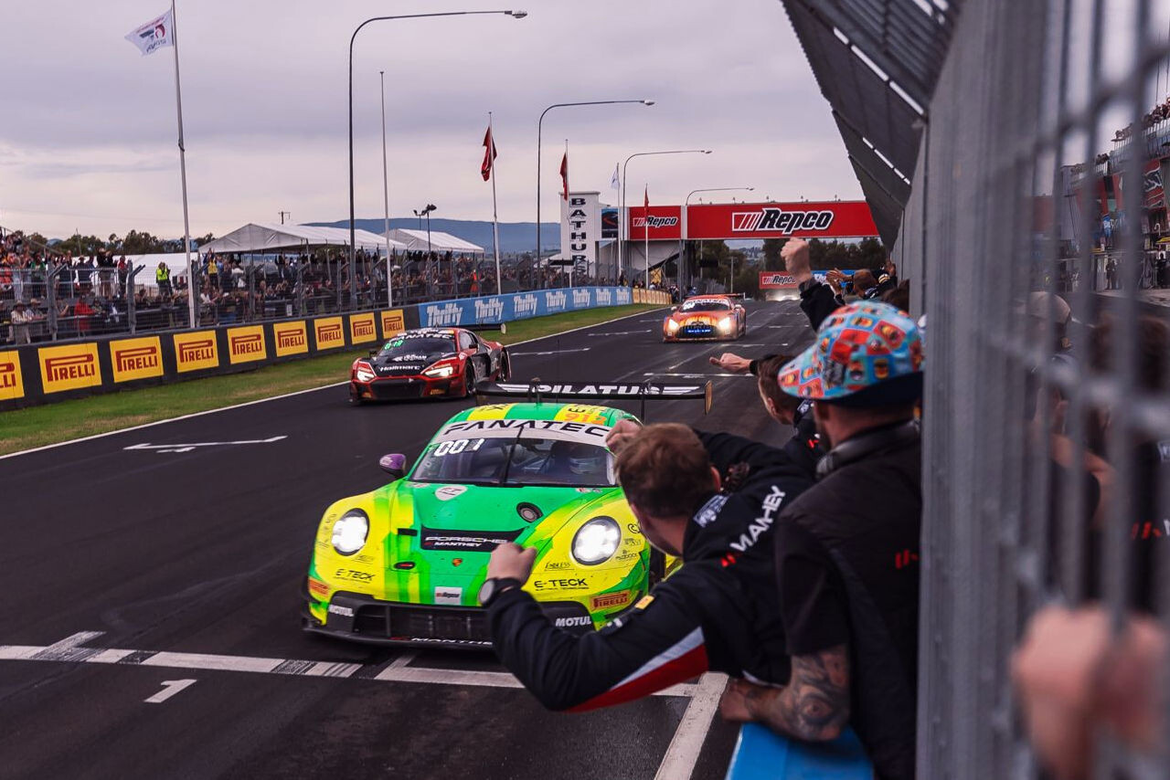 マンタイEMAが雨のマウント・パノラマを制す。2位グーノン、バサースト4連勝はならず／IGTC開幕戦