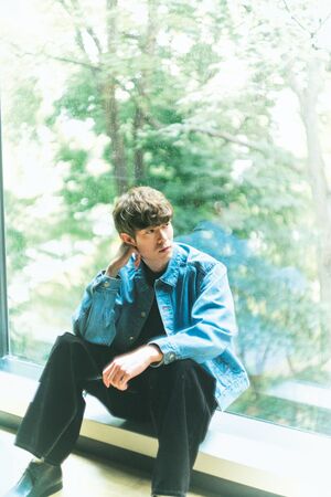 「見えない部分に意識を向けて」宮沢氷魚の役作りと人間関係──映画『佐藤さんと佐藤さん』インタビュー