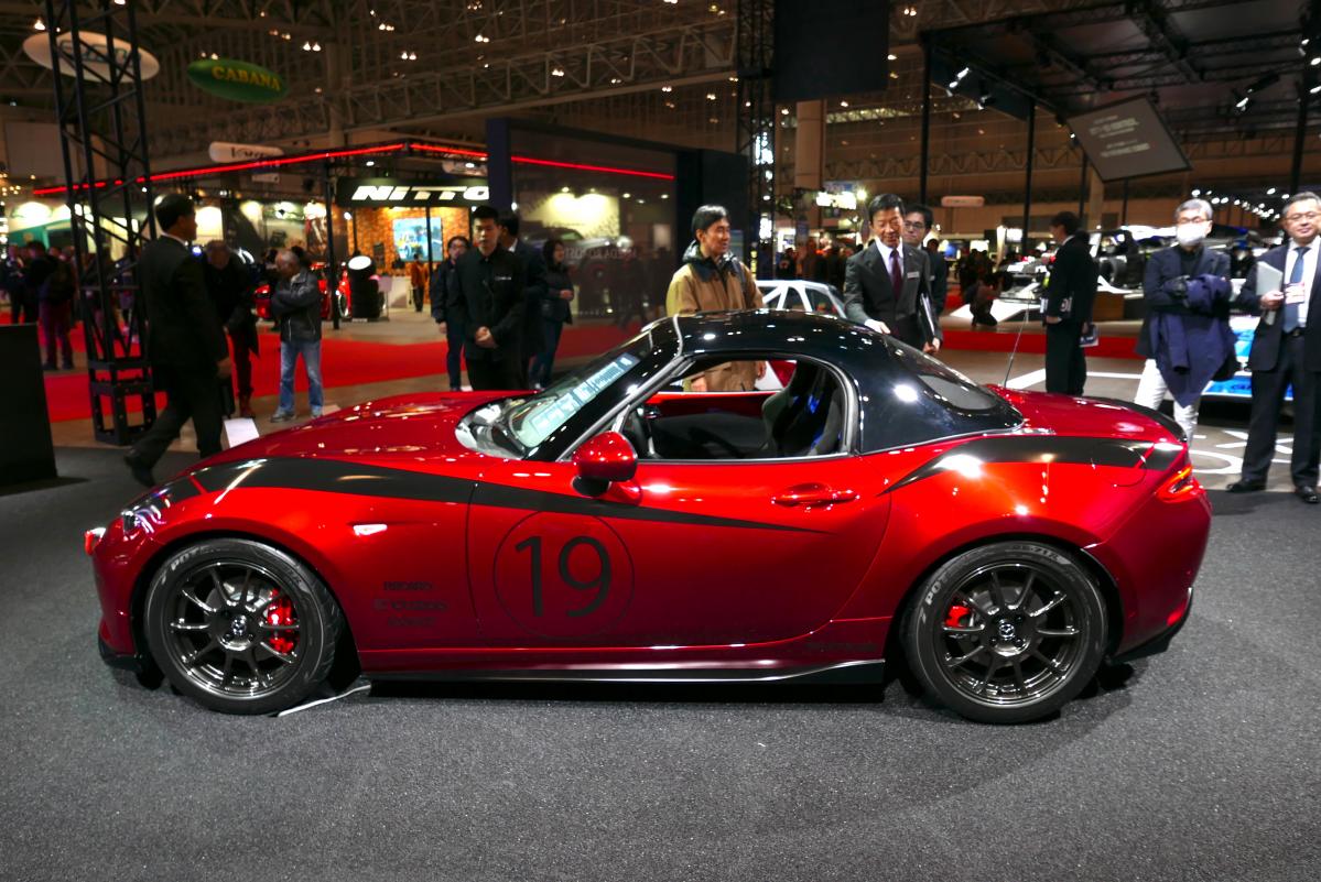 Naロードスターを彷彿とさせるハードトップ オールカーボン製で軽い マツダ ロードスター Drop Head Coupe Concept 東京オートサロン19 Motorfan 自動車情報サイト 新車 中古車 Carview
